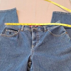 Women's Straight Leg Jeans in Medium Blue